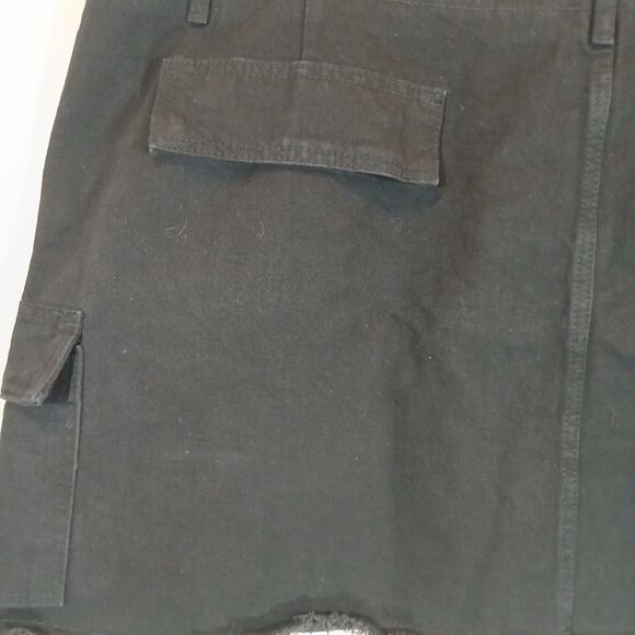 NWT Pretty Little Thing Plus USA Size 24 Black Cargo Frayed Denim Mini Skirt - Picture 5 of 12